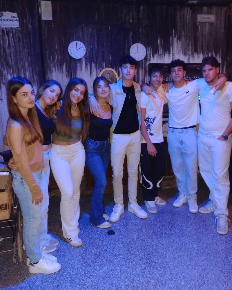 Un gruppo di amici in sala