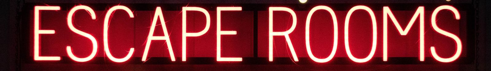 L'insegna al neon Escape Rooms di Barletta
